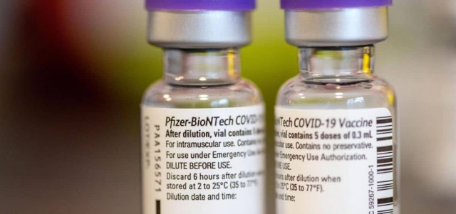 Pfizer solicitará aprobación de tercera dosis de su vacuna COVID.