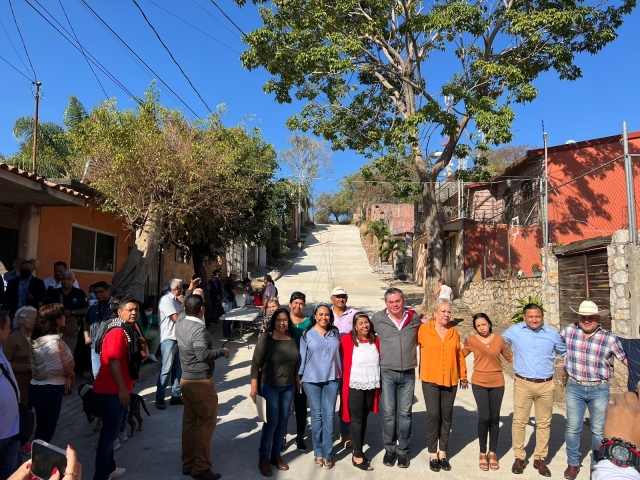 Alcalde Rafael Reyes entrega pavimentación de privada Las Rosas en la colonia Lomas de Jiutepec