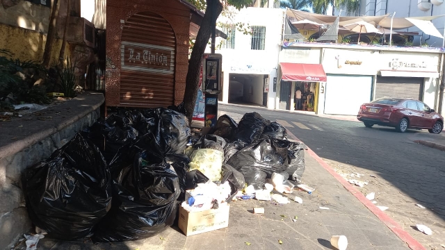 Llenas de basura algunas calles del centro de Cuernavaca