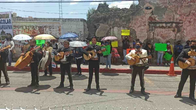 Los mariachis entonaron canciones durante la manifestación.