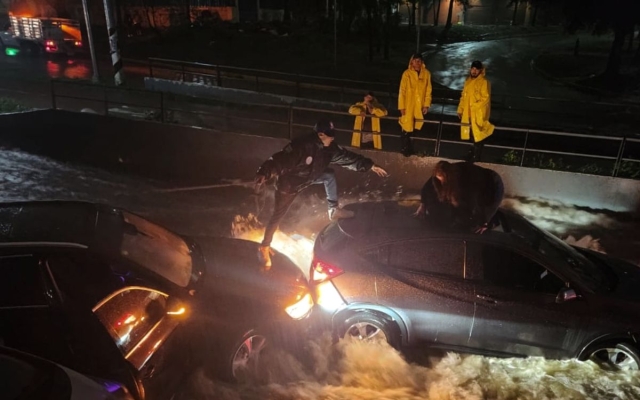 Naucalpan: Inundaciones por lluvias intensas dejan autos atrapados