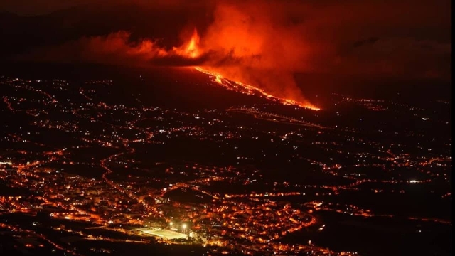 Continua erupción del &quot;Volcán Cumbre Vieja&quot; en España.