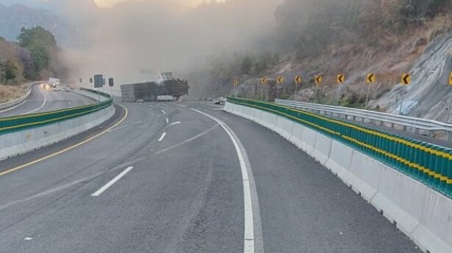 Vuelca tractocamión en autopista La Pera-Cuautla