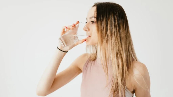 Señales de que has bebido más agua de la que necesitas y te está afectando
