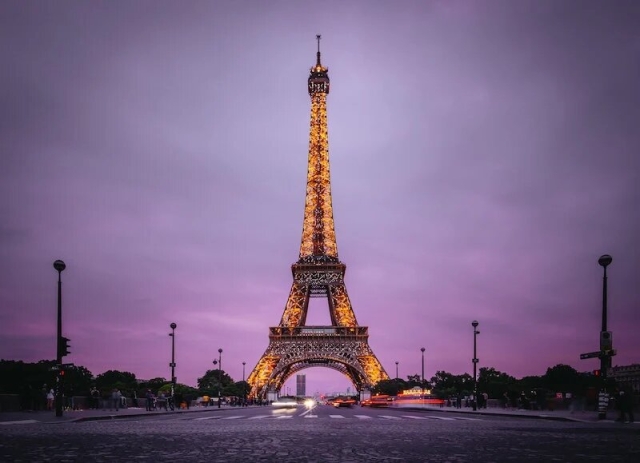 Problema eléctrico causa evacuación temporal en la Torre Eiffel