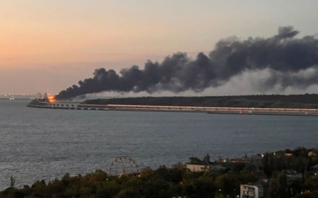 Rusia detiene a ocho personas por ataque a puente de Crimea; aumentan a cuatro los muertos