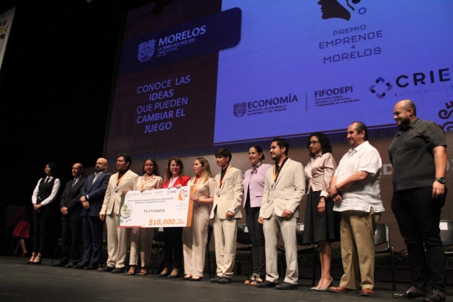 Margarita González Saravia entregó el premio “Emprende + Morelos” a jóvenes de educación superior. 