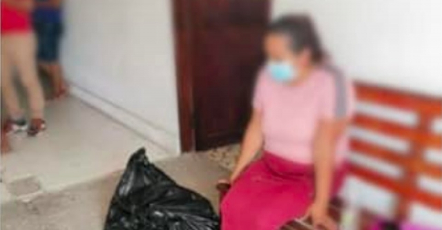Fiscalía de Veracruz entrega restos humanos en bolsa de plástico.