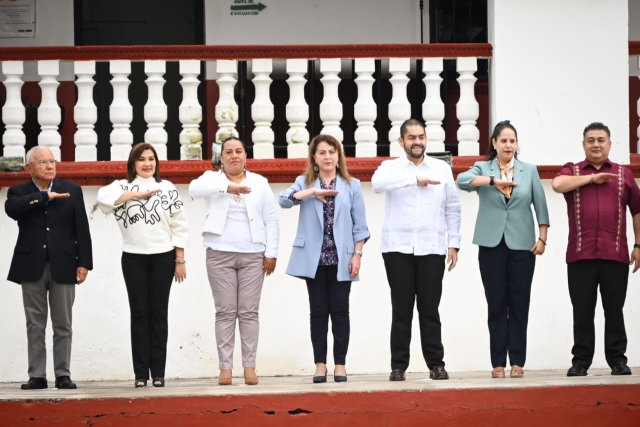 Preside gobernadora Margarita González izamiento de bandera en la Plaza de la Constitución de Tetecala