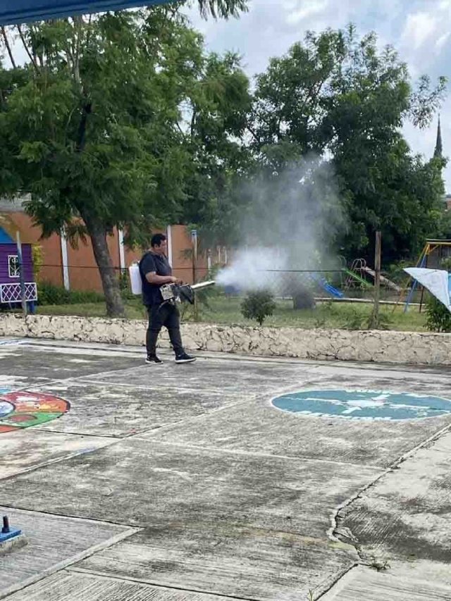 En días recientes se han realizado nebulizaciones en planteles escolares por el regreso a clases.