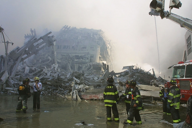 Bomberos de la ciudad de Nueva York trabajan en el World Trade Center después de que dos aviones secuestrados se estrellaran contra las Torres Gemelas el 11 de septiembre de 2001.