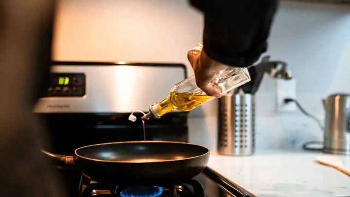 Cómo reciclar el aceite de cocina: Tirarlo por el fregadero es el peor error