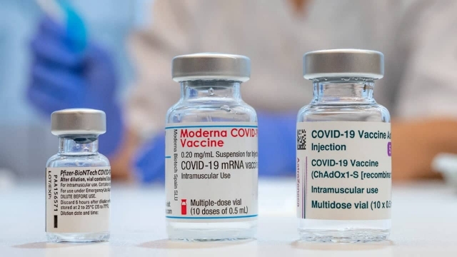 OMS advierte sobre riesgos por combinar vacunas COVID.
