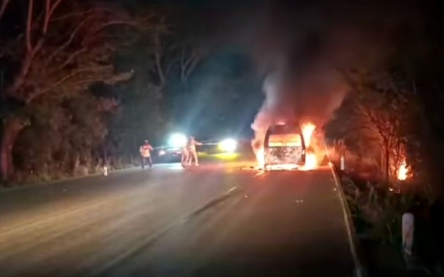 Incendio en vehículo de pasajeros en Chiapas deja varios heridos