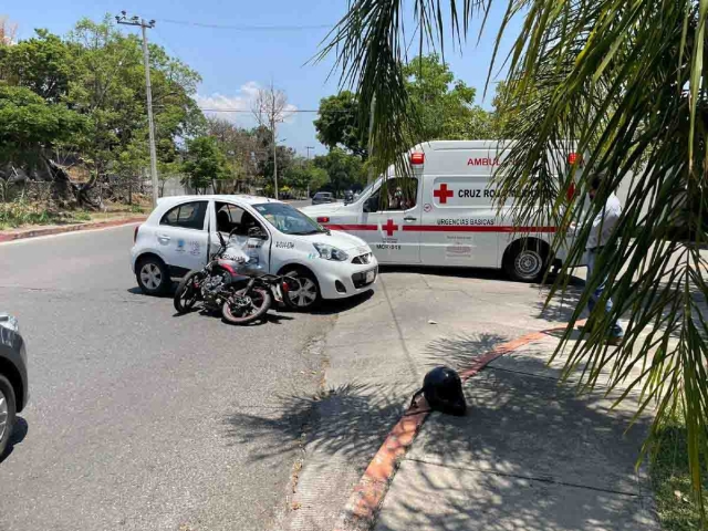 Paramédicos de la Cruz Roja trasladaron al motociclista a un hospital.