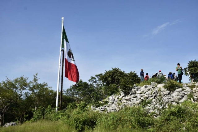 “El asta bandera del Cerro de la Tortuga se queda”