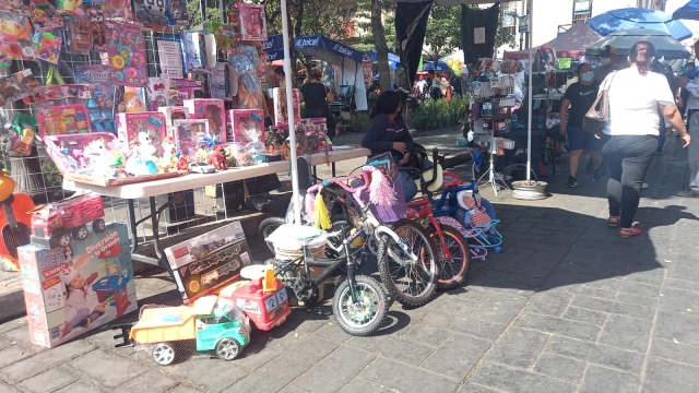 Venta de juguetes en el tianguis de Día de Reyes, en el centro de Cuernavaca