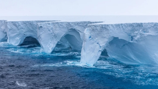 El iceberg más grande del mundo se rompe y comienza su travesía por el océano