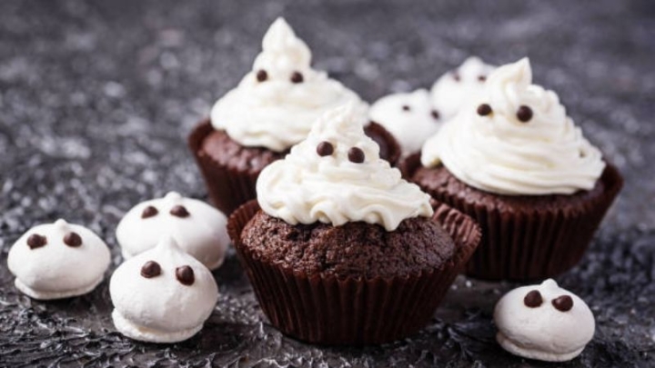 Cupcakes fantasmas de chocolate, el postre perfecto para regalar en esta época