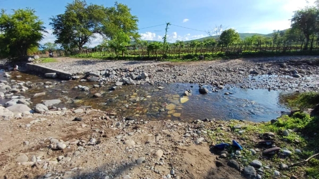 En temporada de lluvias las pipas no ingresan debido a que el acceso a la localidad es por el arroyo.