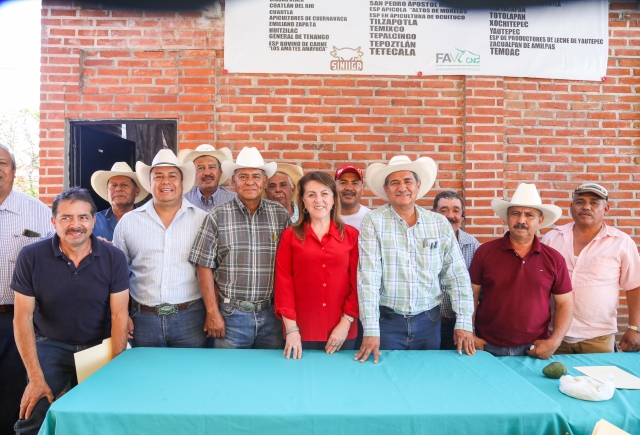 Margarita González Saravia reconoce a ganaderos morelenses en su día