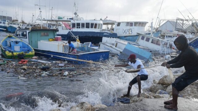 Huracán Beryl arrasa con varios municipios de Jamaica, graves afectaciones