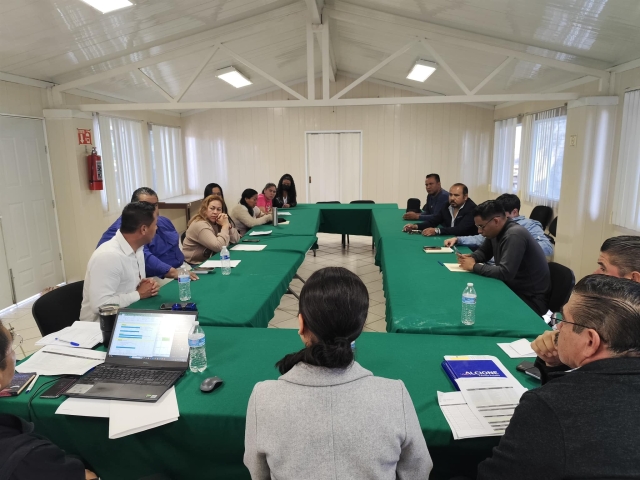 Continúa Educación diálogo con representantes de contratistas que se manifiestan en avenida Universidad