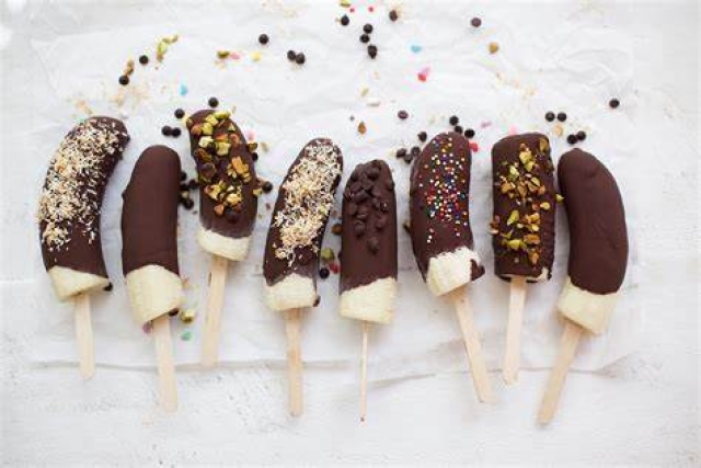 Postres fríos para el calor: Paletas heladas de plátano con chocolate
