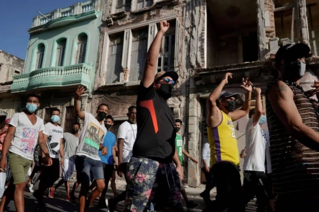 Opositores cubanos denuncian represión y extienden protestas.