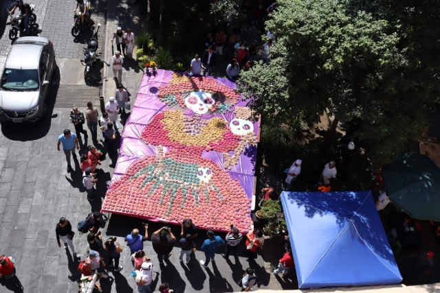 Con una catrina monumental de pan en el zócalo de Cuernavaca, productores promovieron ayer la adquisición del pan artesanal.