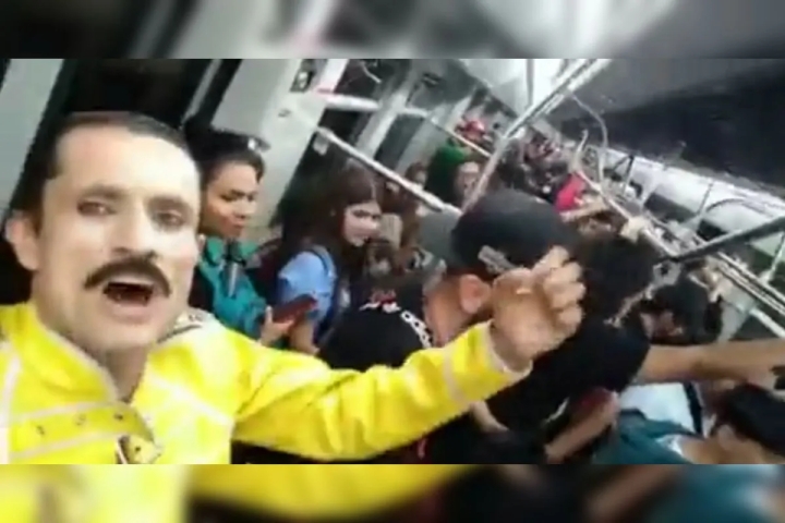 ¡Eooo!: Captan a &#039;Freddie Mercury&#039; en el Metro y prende a la gente