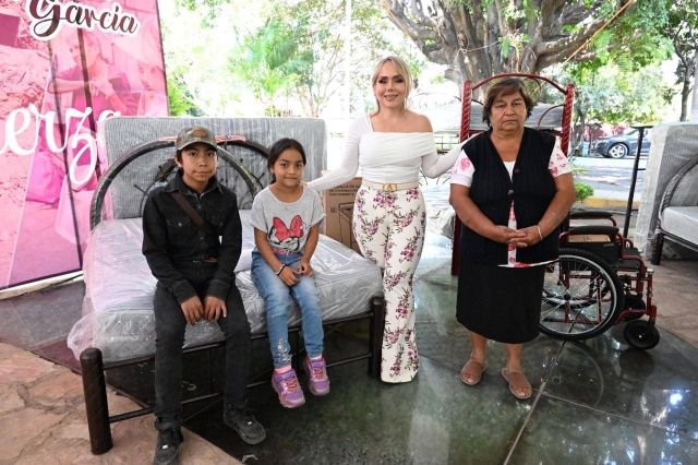 Araceli García entrega enseres a familias de Cuautla afectadas por lluvias