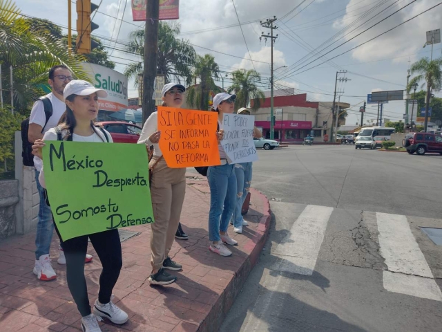 En la glorieta del Niño Artillero, en Cuernavaca, trabajadores del PJF realizaron una manifestación este jueves contra la iniciativa presidencial.  