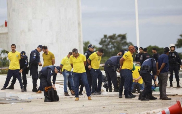 Al menos 300 detenidos por el intento golpista en Brasil