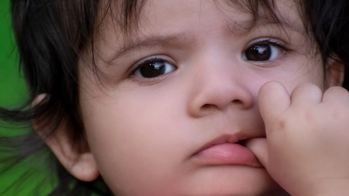 ¿Por qué los bebés se chupan el dedo? Este es el mensaje que quieren darte