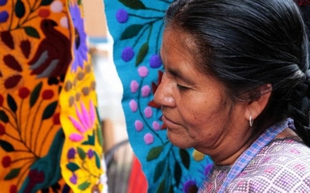 En Oaxaca aprueban sanción al plagio de textiles indígenas.
