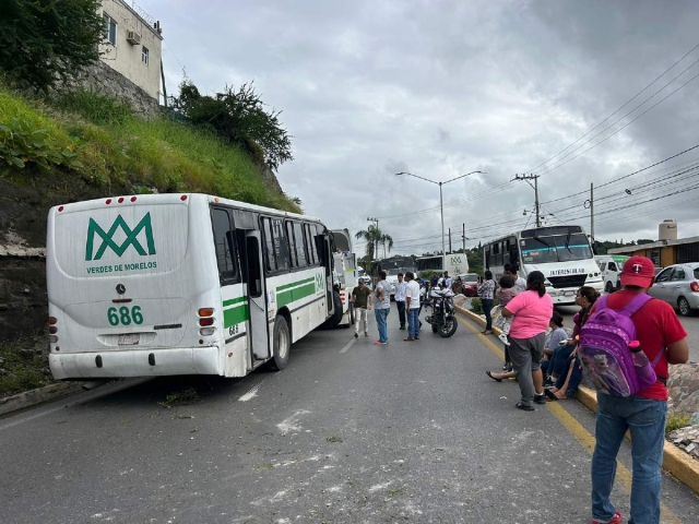 Algunos pasajeros fueron hospitalizados y otros sólo recibieron atención en el lugar del choque.