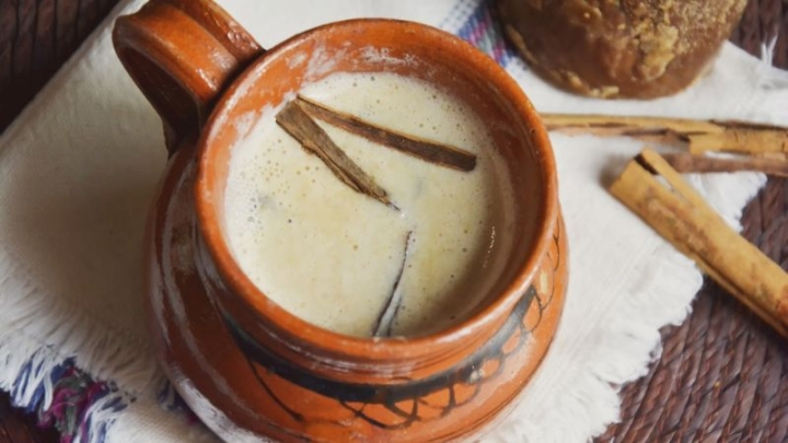 ¿Día nublado y frío? Prepara este atole de elote para disfrutar de un trago calientito