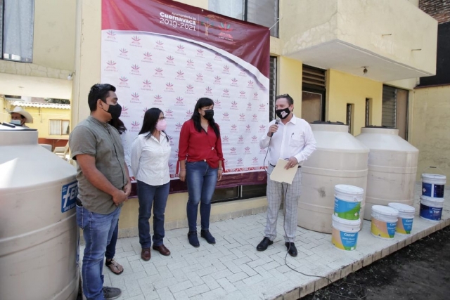 Entrega ayuntamiento tinacos y materiales a Antorcha Campesina