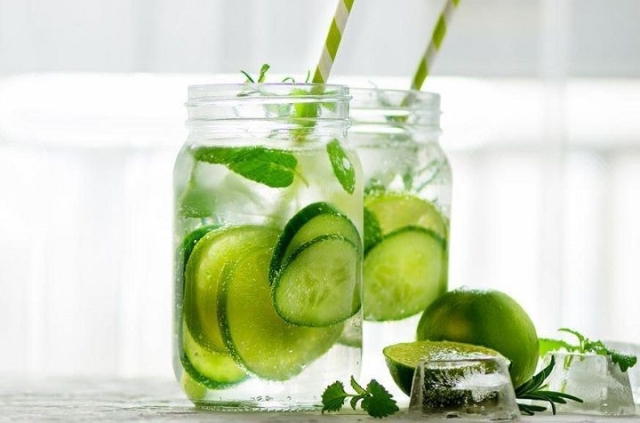 Refresca tu día con estas dos bebidas saludables a base de limón