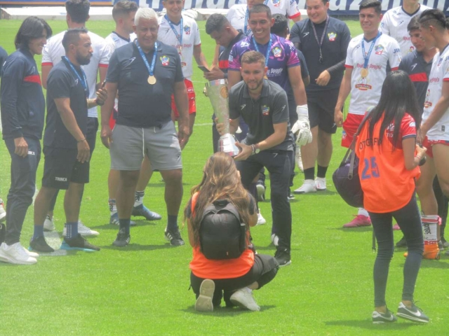 Francisco Hurtado carga el trofeo que los acredita como campeones de la Temporada 2020-2021 de la Liga Premier Serie A.