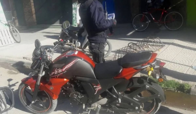 Aprehenden a pareja acusada de robar una moto