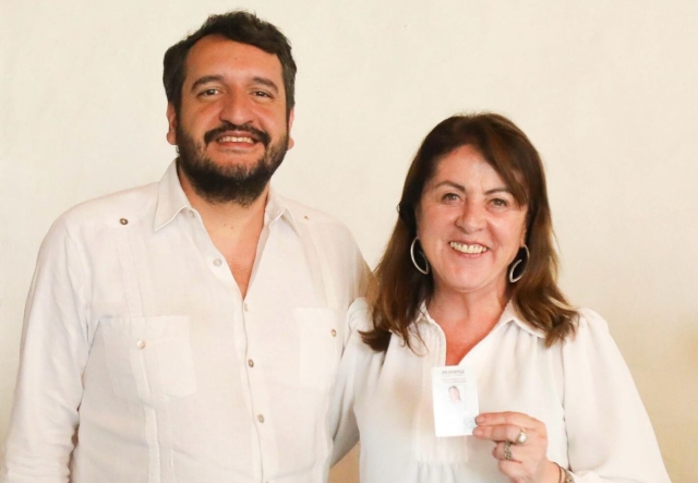 Margarita González Saravia recibió de manos de Andrés Manuel López Beltrán su credencial de afiliación a Morena