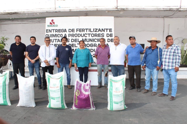 Juanita Ocampo entrega fertilizante a productores frutales de Temixco