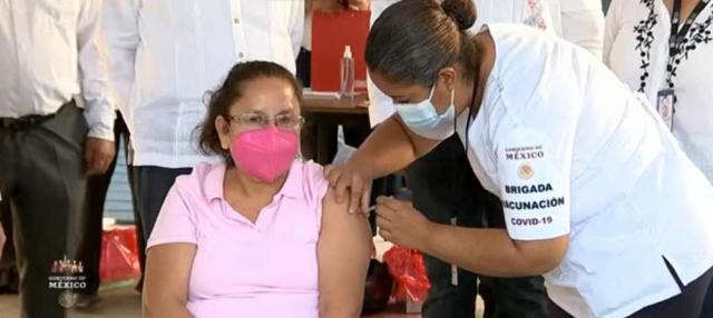 La maestra María recibió la primera dosis de vacuna contra covid-19 en Cuautla
