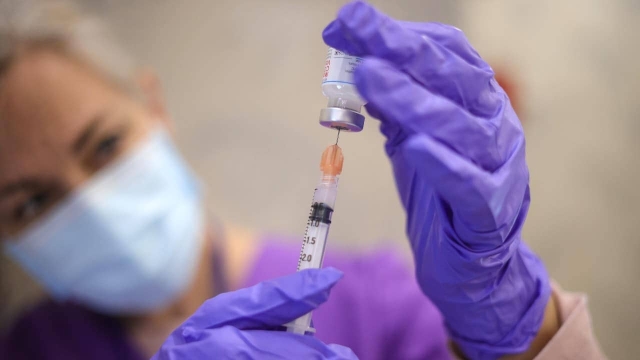 Vacuna contra la variante Ómicron estaría lista en 2022.