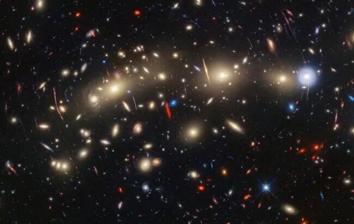 Webb y Hubble se unen para crear la vista más colorida del cosmos
