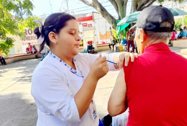 Continúa IMSS Morelos vacunación contra covid-19