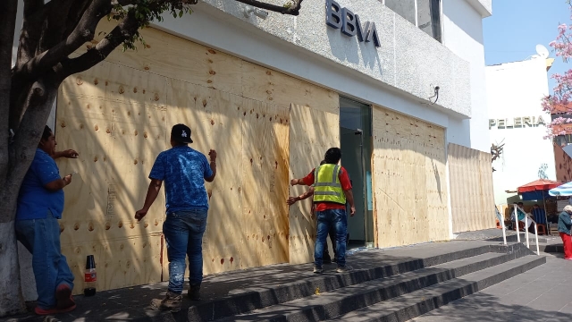 Protegen fachadas de sucursales bancarias en el 8M, en el centro de Cuernavaca