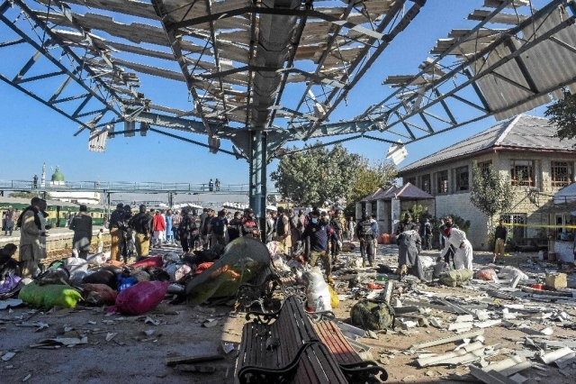 Atentado suicida en estación de tren en Pakistán deja 26 muertos y 62 heridos